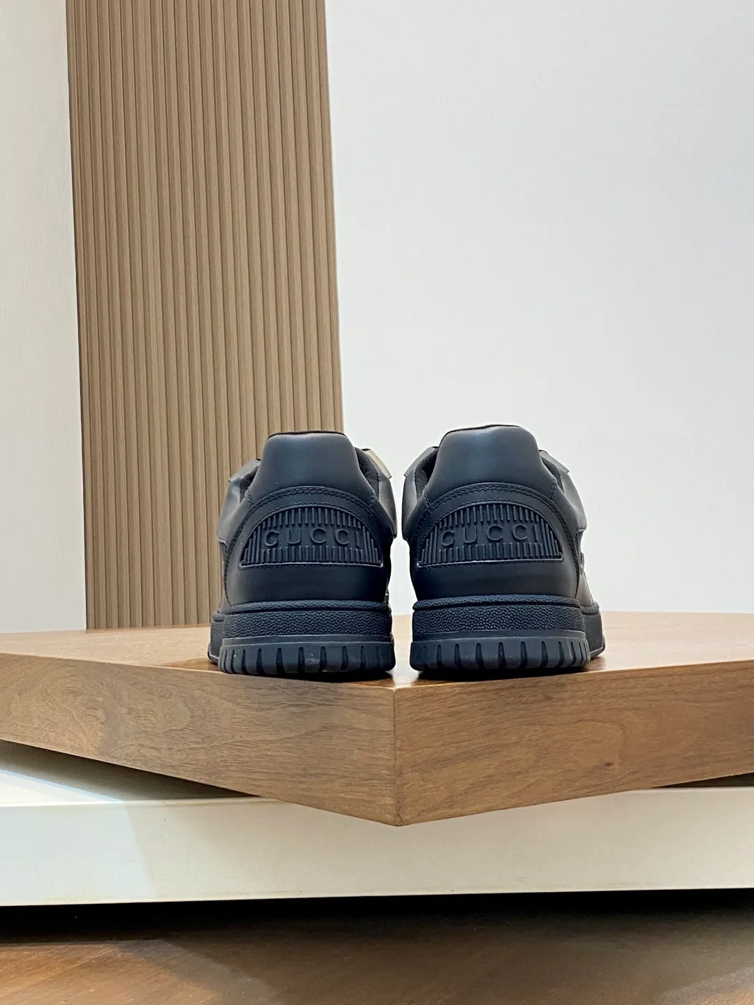Men's Shoes 💰660 𝐆𝐮𝐜𝐜𝐢 𝐑𝐞-𝐖𝐞𝐛 As the first sneaker created by Sabato De Sarno for Gucci, the Re-Web series reinterprets the brand's classic stripes and sets off the modern silhouette design with bold and unique details. These shoes are crafted from white leather. This new sneaker is ingeniously decorated with many of the brand's classic details, and is equipped with a bright red and green webbing tongue, which will make people fall in love at first sight. White leather treated with a special process for softness and luster, with an embossed grainy texture. Script Gucci logo and interlocking G web label with Interlocking G and script Gucci logo. Rubber outsole with interlocking G detail eyelets. Web tongue. Size: 39-44 (customized for sizes 38 and 45)